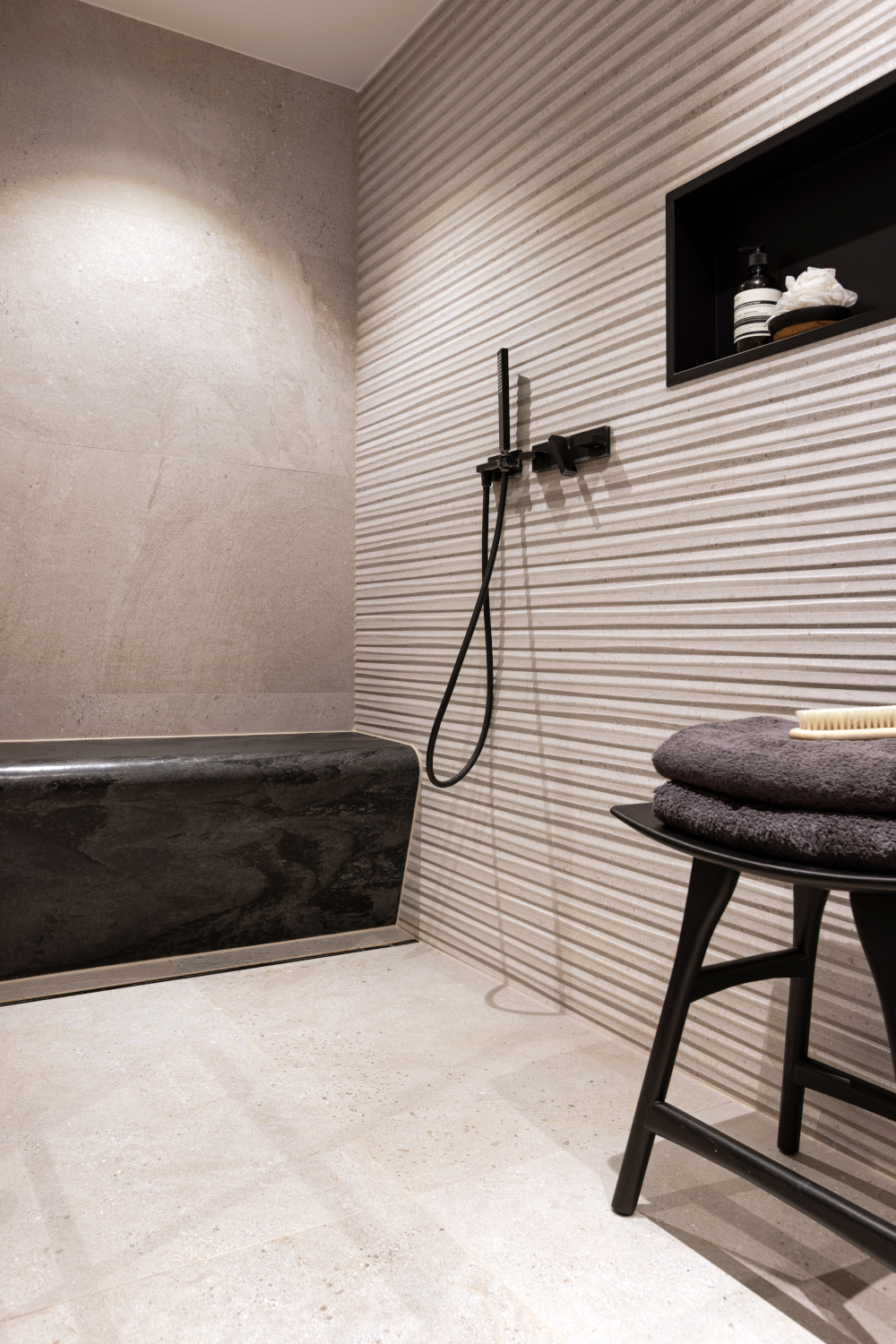 zebra Kinematica voorspelling Binnenkijker: strakke badkamer met wit, hout en zwart | Steylaerts